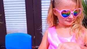 Эльвира и Райан идут в школу