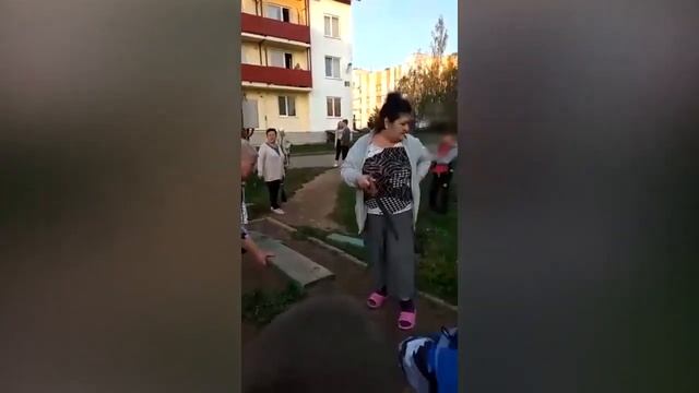 Пенсионерки вышли на детскую площадку смотреть онлайн