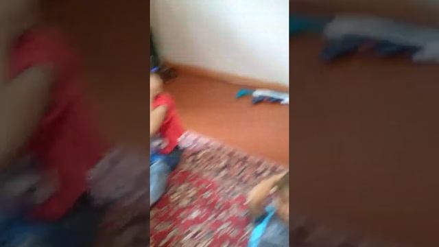Физкульт-мнутка. Дети отжимаются... смотреть онлайн