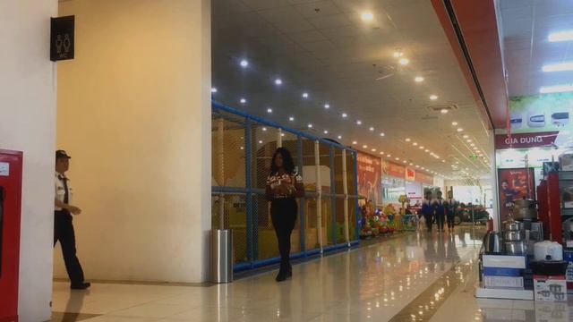 Hugging random people in the mall... (mixed reactions LOL)|Denora Robertson| смотреть онлайн