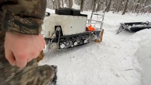 Изба после снегопадов.Чищу от снега гусянку мотобуксировщика. Лесной быт