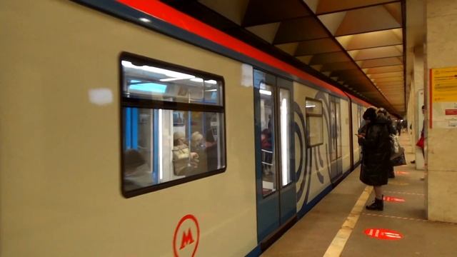Зоопарк разных моделей электропоездов метро на Калужско-Рижской линии, станция м. Ботанический Сад смотреть онлайн