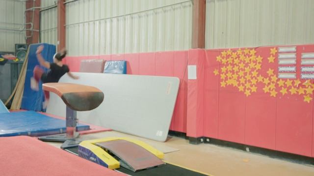 Parkour Experts Try to Keep Up With Gymnasts | SELF смотреть онлайн