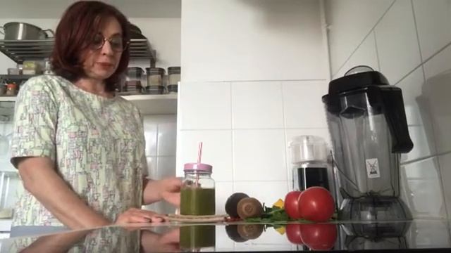 Зелёный смузи. помогает очистить кишечник и почувствовать энергию от живой пищи. смотреть онлайн