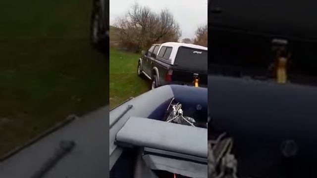 Подъем надувной лодки на трейлере машиной смотреть онлайн