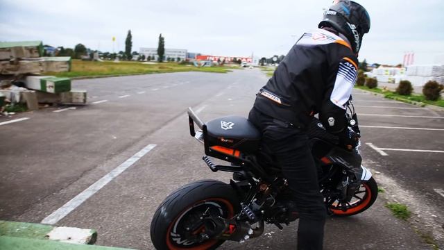 KTM DRIFT I TRICKS I KTM 250 DUKE & 790 DUKE I RokON vlog #102 смотреть онлайн