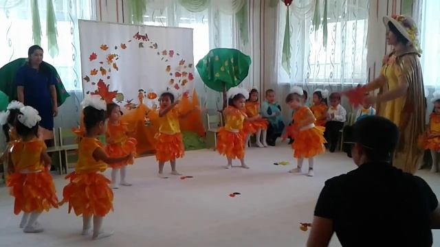 Танец с листьями в детском саду смотреть онлайн