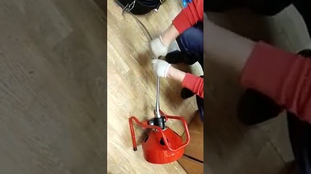 Как заправить спираль в прочистную машину Крокочист барабанного типа для удаления засора 50711-9-15 смотреть онлайн
