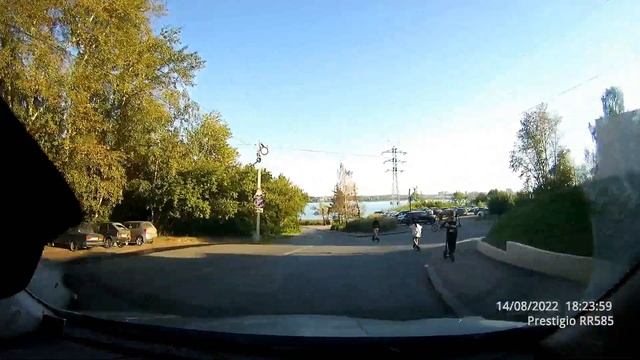 Подростки на дороге, Самокат. смотреть онлайн