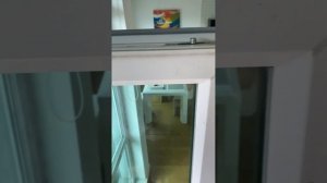 Дует окно вверху, возле петли! Поворотная створка! Как исправить?