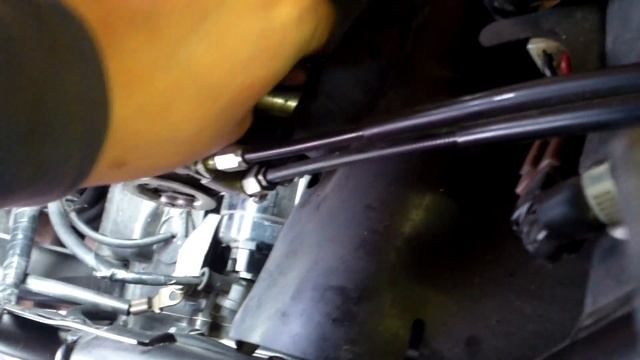 Отсоединение проводов и  снятие дросселя от двигателя Honda CBR250R