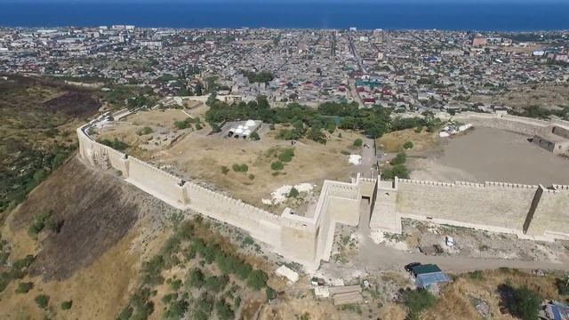 Дербентская крепость с высоты птичьего полёта смотреть онлайн