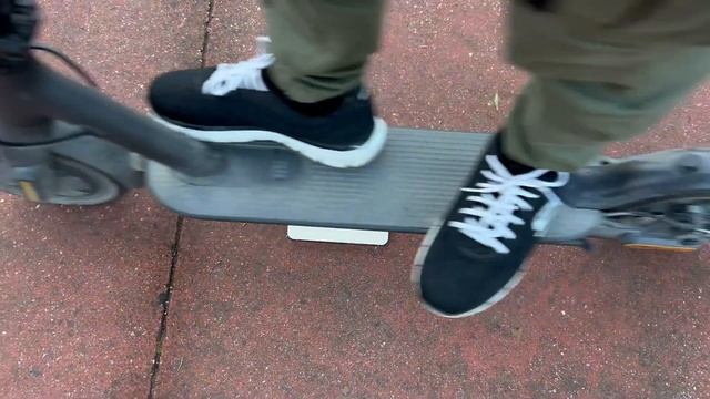 Xiaomi Mi Electric Scooter 1S vs iPhone 13 смотреть онлайн