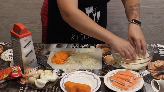 Слоеный салат с крабовыми палочками смотреть онлайн