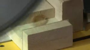 Демонстрация работы торцовочной пилы DeWalt DWS780 New Mitre Saw