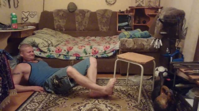 поднял табуретку ногой смотреть онлайн