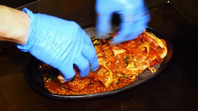 【肉！肉！肉！からの山盛り2.5Ｋｇハンバーグ！】2日で1500個が消えるハンバーグラッシュ！ステーキ専門店の怒涛の二日間に密着！ смотреть онлайн