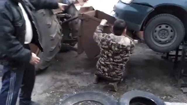 Машина улетела с эстакады, МТЗ 80 решает вопрос смотреть онлайн