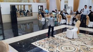 Русскому мальчику Казахи аплодируют стоя!!! Евгений поет "Мен казакпын" - "Я казах" (Кокшетау)