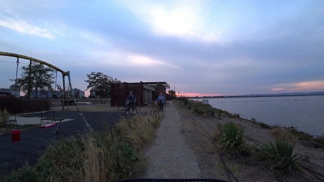 Болгария ! На велосипедах по г.Поморие к солёному озеру, по набережной навстречу закату ! смотреть онлайн