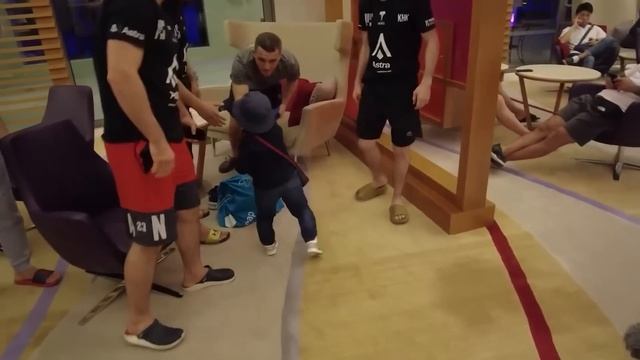 КАК ЖИВЕТ Хасбик и сколько он зарабатывает. Хасбулла ворвался в UFC, тусит с Хабибом и любит тачки смотреть онлайн