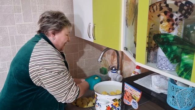 Перебираем картофель для посадки. смотреть онлайн
