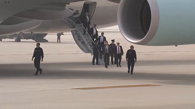 LIVE: President Biden arrives at O'Hare Airport смотреть онлайн