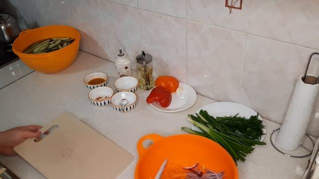 Қияр және көкөніс қосылған дәмді салат/Острый салат с огурцами и овощами. смотреть онлайн