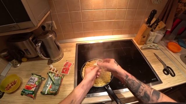 ЕДА для БОМЖА или как пожрать за 20 рублей!!! смотреть онлайн