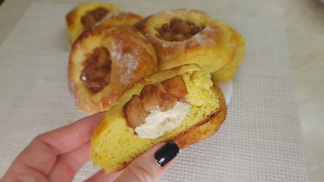 Ватрушки с рикоттой и яблоками