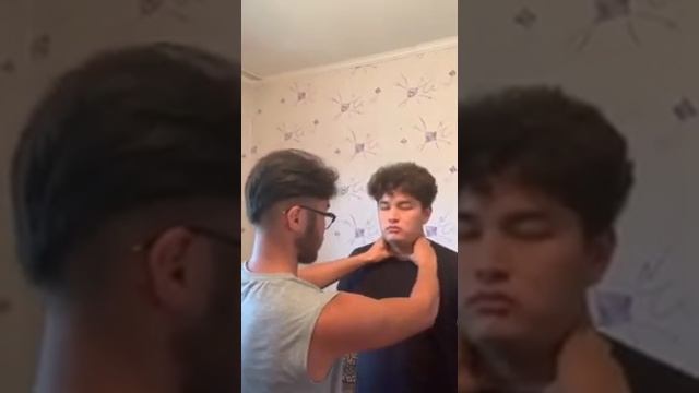 Пальпация щитовидной железы Пальпирует студент ОМ-635 Дарибай Бекжан смотреть онлайн