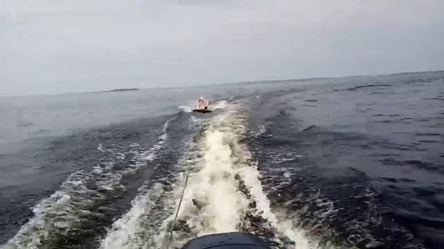 Катаю старшую дочь на air deck от лодки. Тохатсу 18. смотреть онлайн