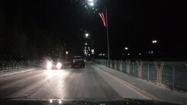 Первый гололед, пикап сломал забор