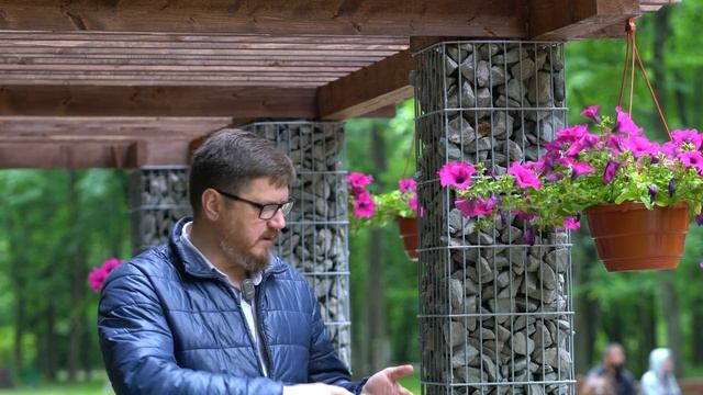 Декоративна беседка из металлической сетки , камня и дерева. смотреть онлайн