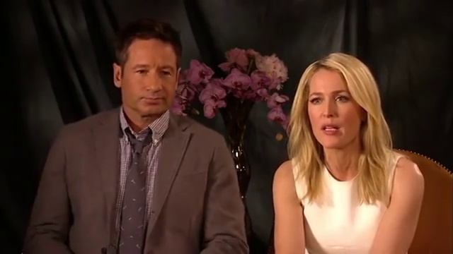 Джиллиан Андерсон и Дэвид Духовны о темах нового сезона Секретных Материалов смотреть онлайн