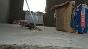 Самый простой способ выровнять неровный пол если Кривая Стяжка На 40 м2 ушло 3500 руб