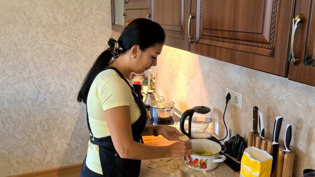 ДЕВУШКА НАКОРМИЛА БОМЖА / ПРИГОТОВИЛА СВОИМИ РУКАМИ смотреть онлайн