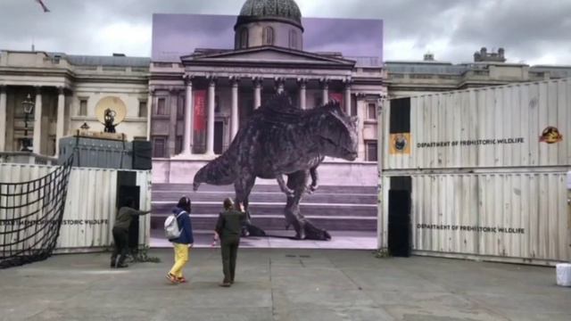 Рекламный стенд в Лондоне в честь премьеры «Парк Юрского Периода» смотреть онлайн
