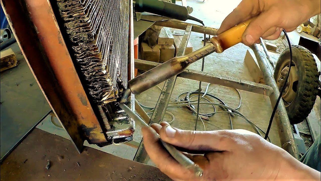 Ремонтирую медный радиатор.