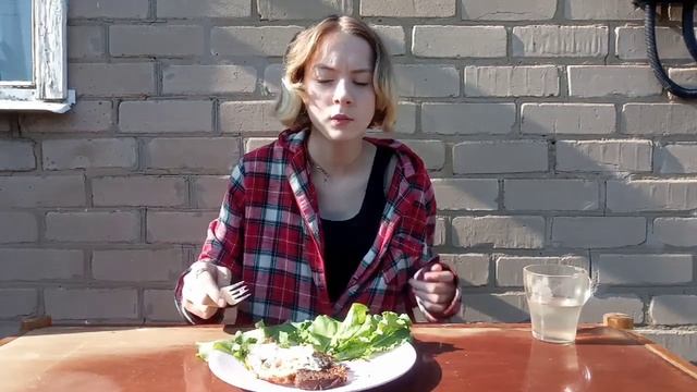 МУГБАНГ ЯИЧНИЦА С КОЛБАСОЙ| mukbang scrambled eggs/обжор смотреть онлайн