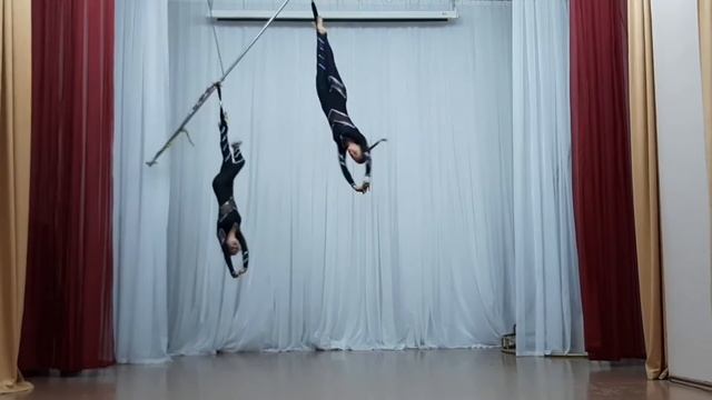 Воздушная гимнастика на бамбуке "Отражение". Овчинникова Ксения и Зеленская Анастасия. смотреть онлайн