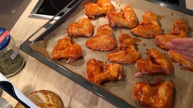 Готовлю быстро//Куриные крылышки в духовке//Без маринада. смотреть онлайн