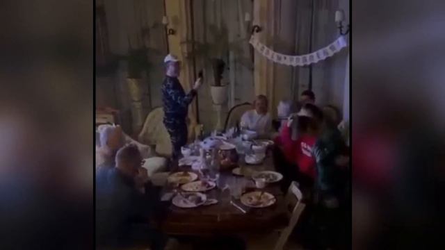 Scally Milano поёт на ДР для мамы девушки смотреть онлайн