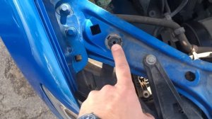 Как убрать люфт капота на рено логан