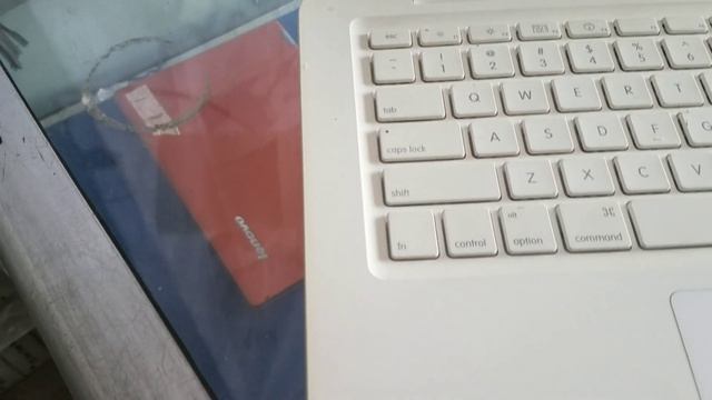 Macbook 13-inch, Mid 2010| Intel Core 2 Duo 2.4 Ghz| RAM 4 GB| NVIDIA GeForce 320 M256 MB| HD 320 G