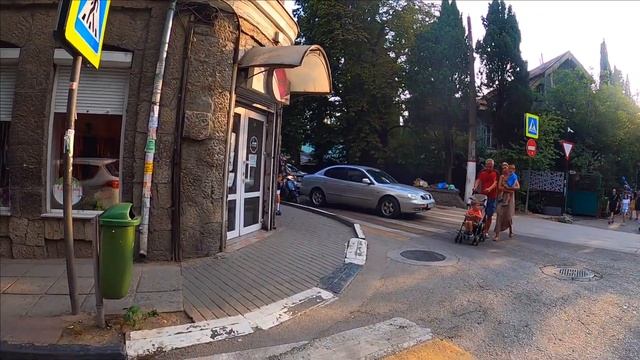 Гуляю по улицам Пионерский парк Желтый автобус на закате Ялта Крым смотреть онлайн