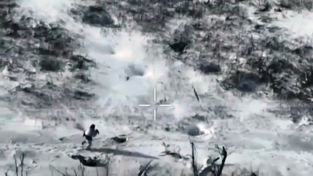 Российский боец увернулся от FPV-дрона и плюнул на него смотреть онлайн