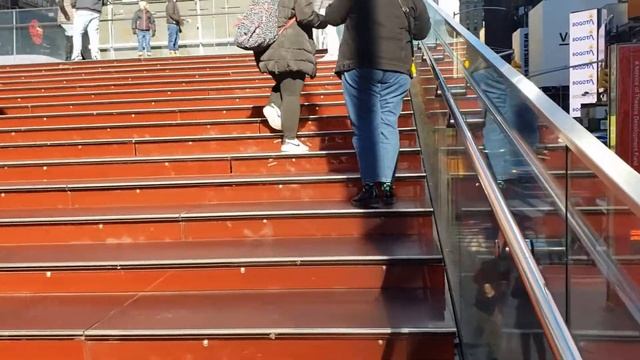 Самое популярное место Нью-Йрка-Таймс сквер в Манхаттан. смотреть онлайн