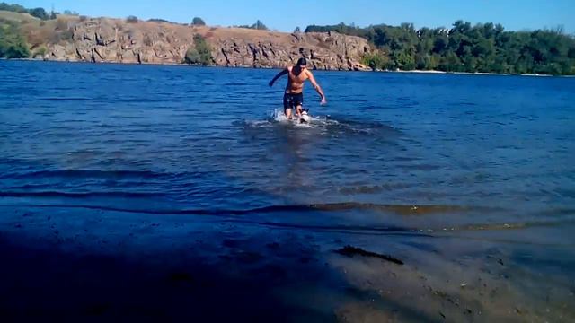 Французский бульдог Лея очень любит воду смотреть онлайн