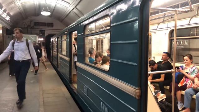 81-717/714.5М, 81-714.5, 81-714.5М Перекраска Московский транспорт и 81-717 На станции Белорусская смотреть онлайн